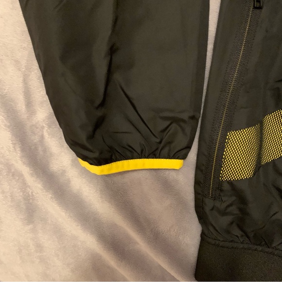 Men’s Porsche Design Windbreaker with Gold Mesh Design
Size Medium - Picture 11 of 11